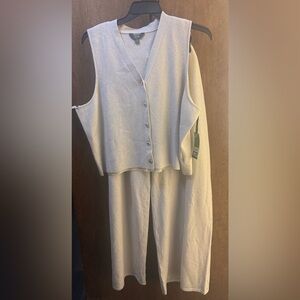 Women’s Plus Size 2-Piece Vest and Wide Leg Pants Outfit Set.